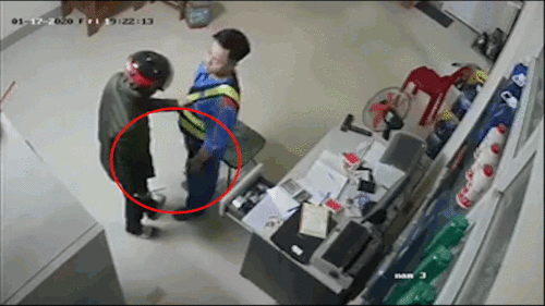 Nhân viên cây xăng quật ngã tên cướp cầm dao khống chế