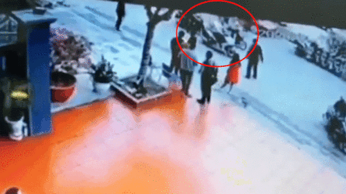 Taxi tông văng 3 xe máy bất giờ dừng giữa đường