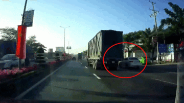 Xe con vượt phải rơi vào điểm mù xe tải bị đâm xoay ngang đường