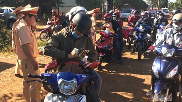 CSGT Đắk Nông chặn nghìn người trên quốc lộ và cái kết bất ngờ