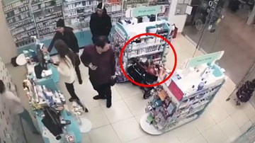 Bố mẹ ‘tạo điều kiện’ để con nhỏ liên tục trộm đồ giấu vào xe đẩy