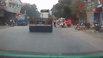 Nữ sinh suýt bị xe đầu kéo cuốn vào gầm ngày cận Tết