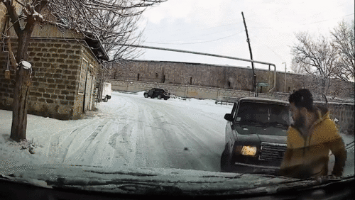 Thanh niên nhảy người tránh xe đâm một cách ngoạn mục