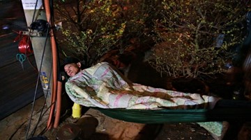 Đốt lửa, mắc võng canh mai, đào Tết xuyên đêm trên vỉa hè Hà Nội