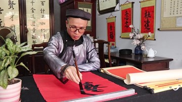 Bất ngờ khách Mỹ, Nhật, Đức chi tiền 'khủng' sưu tập thư pháp Việt Nam