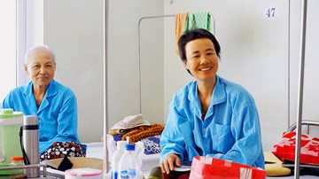 Bệnh nhân ung thư nặng, xa nhà gồng mình đón Tết cận kề trong viện