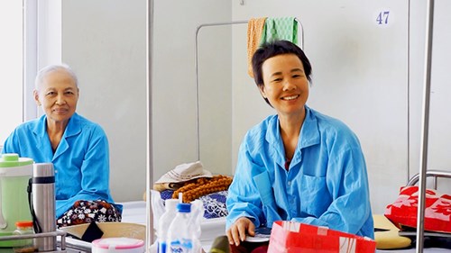 Bệnh nhân ung thư nặng, xa nhà gồng mình đón Tết cận kề trong viện