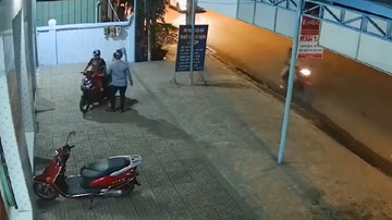 Cặp vợ chồng chở theo con nhỏ vẫn bẻ khóa, ăn trộm xe máy siêu nhanh