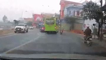 Xe Limousine vượt ẩu va chạm xe khách ngày cận Tết