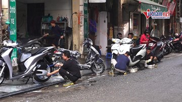 'Phố rửa xe' ở Hà Nội tấp nập khách từ sáng đến tối 29 Tết