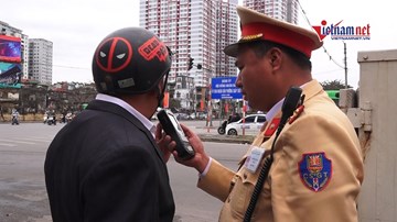 Mùng 3 Tết, người đàn ông vi phạm nồng độ cồn đòi ‘biếu’ CSGT xe máy