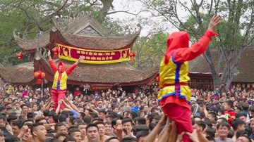 Trai tráng chung vai rước pháo khổng lồ làng Đồng Kỵ mùng 4 Tết