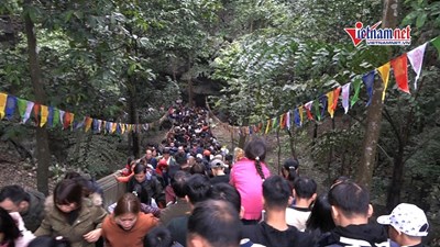 Chưa khai hội Chùa Hương đã đông nghẹt khách