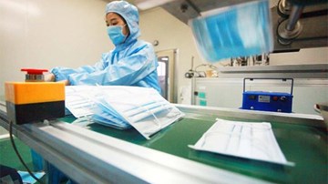 Giữa đại dịch corona, Trung Quốc chống tăng giá khẩu trang như thế nào?