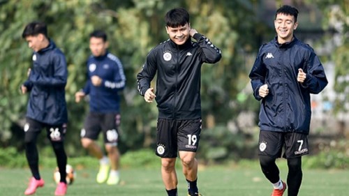 Duy Mạnh, Quang Hải hớn hở nhận lì xì; CLB Hà Nội rèn binh đợi đá Siêu Cúp
