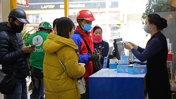 Sợ dịch corona, dân Hà Nội xếp hàng từ sáng sớm nhận khẩu trang miễn phí