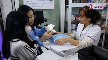 Hà Nội cháy hàng khẩu trang, trả gấp 4 lần cũng không mua được