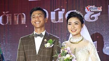 Những cử chỉ 'tình bể bình' của Văn Đức dành cho vợ trong ngày cưới