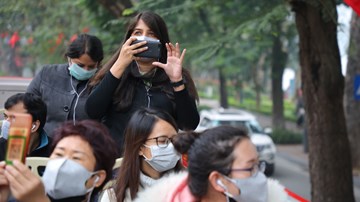 Du khách check-in Hà Nội với khẩu trang thời dịch virus corona
