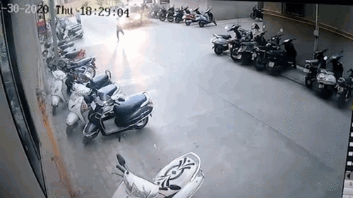 Khoẳng khắc cậu bé nhanh nhẹn kịp tránh xe ô tô mất lái