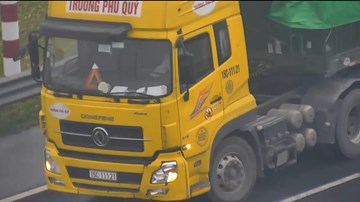 Xe tải bất chấp nguy hiểm đi lùi trên cao tốc Hà Nội - Hải Phòng