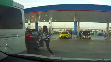 Nữ tài xế dùng chân đạp, đẩy ô tô người khác vì bị chắn lối đi