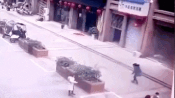 Ném pháo hoa xuống hố ga, cô gái và 3 người bị 'thổi bay' lên không trung