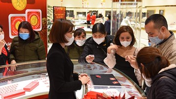 Người dân đổ xô mua vàng ngày Vía Thần Tài sớm vì sợ virus corona