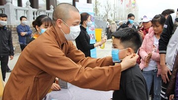 Chùa Tam Chúc chuẩn bị 10 vạn khẩu trang phát miễn phí cho du khách
