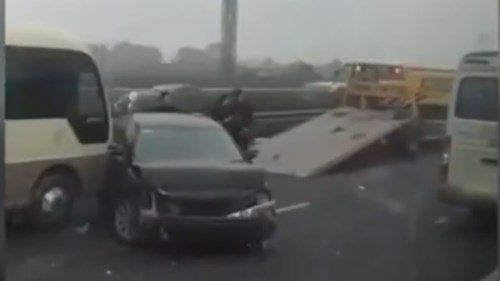 Ô tô con bị xe khách tông xoay ngang trên cao tốc Pháp Vân
