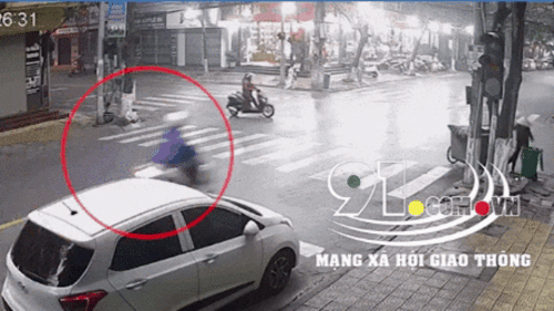 Phanh xe máy gấp, người phụ nữ lọt gầm ô tô 7 chỗ nguy kịch