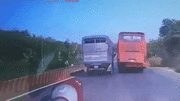 Xe tải suýt lật khi bị tài xế xe khách chèn ép sát dải phân cách