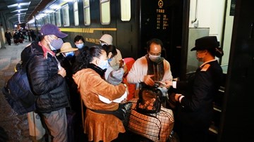 Khách Trung Quốc lên tàu liên vận về nước sau đợt du lịch, làm việc