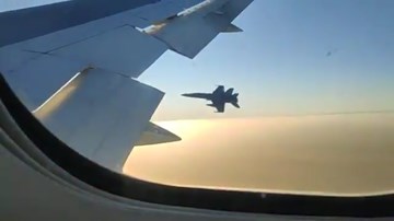 Máy bay chở khách gãy càng hạ cánh, chiến cơ tới tháp tùng