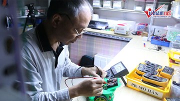 Thầy giáo bán 2 ô tô, 1000 đồ cổ xây phòng thí nghiệm cho học sinh