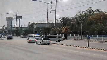 Xe cứu thương bay lên vỉa hè vì tránh xe minivan quyết không nhường đường