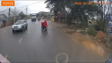 'Nữ ninja' suýt bỏ mạng vì sang đường ẩu