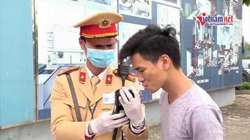 CSGT bịt khẩu trang, đeo găng tay đo nồng độ cồn phòng dịch nCoV