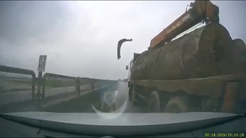 Xe tải lớn chở gỗ bất ngờ lấn làn, ép và bạt bay gương ô tô con rồi bỏ chạy