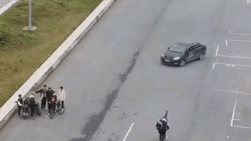 Nam sinh bốc đầu xe máy lao thẳng vào ô tô do phụ nữ đang tập lái