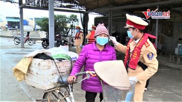 Chiến sỹ áo vàng góp tiền mua khẩu trang phát miễn phí cho dân