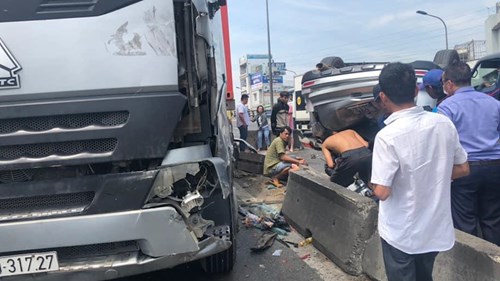 Ô tô con bị container tông vào đuôi, lật ngửa giữa đường