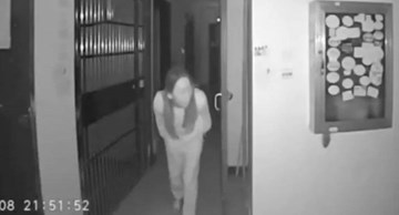 Một phụ nữ nhổ nước bọt lên nắm tay cửa chung cư ở tâm dịch Vũ Hán