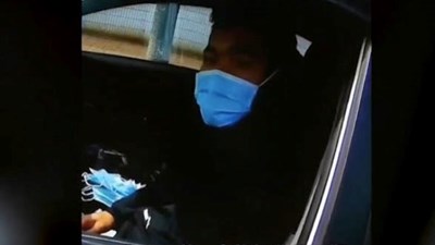 Tài xế đeo hơn chục khẩu trang cùng lúc để chống virus corona