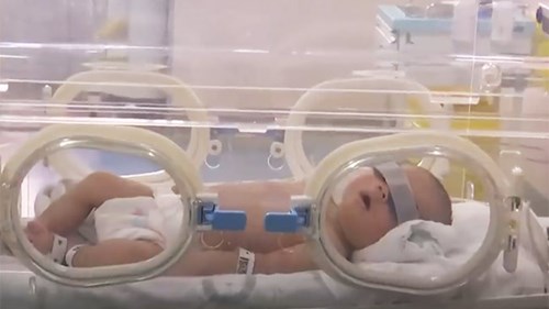 Thâm nhập bệnh viện, xem cuộc chiến của các bệnh nhân nhí với virus corona