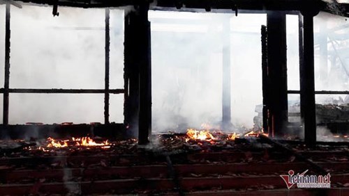 Cứu hỏa không kịp lên, nhà gỗ 3 gian tiền tỷ ở phố núi thành tro