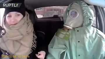 Tài xế đeo mặt nạ phòng độc và đồ chống hóa chất khiến hành khách khoái chí