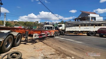 Tông liên hoàn cả loạt xe dính nhau quay tứ phía, quốc lộ tê liệt