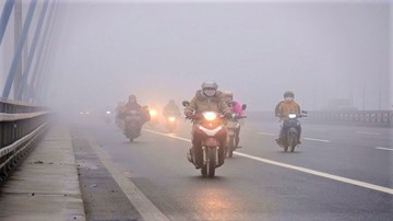 Phố Hà Nội lại chìm trong sương mù dày đặc