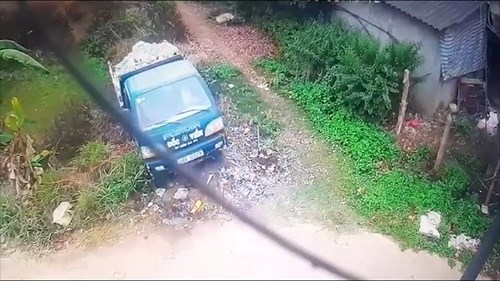 Lùi xe bất cẩn, tài xế khiến xe tải chở đá lao xuống ruộng như đồ chơi